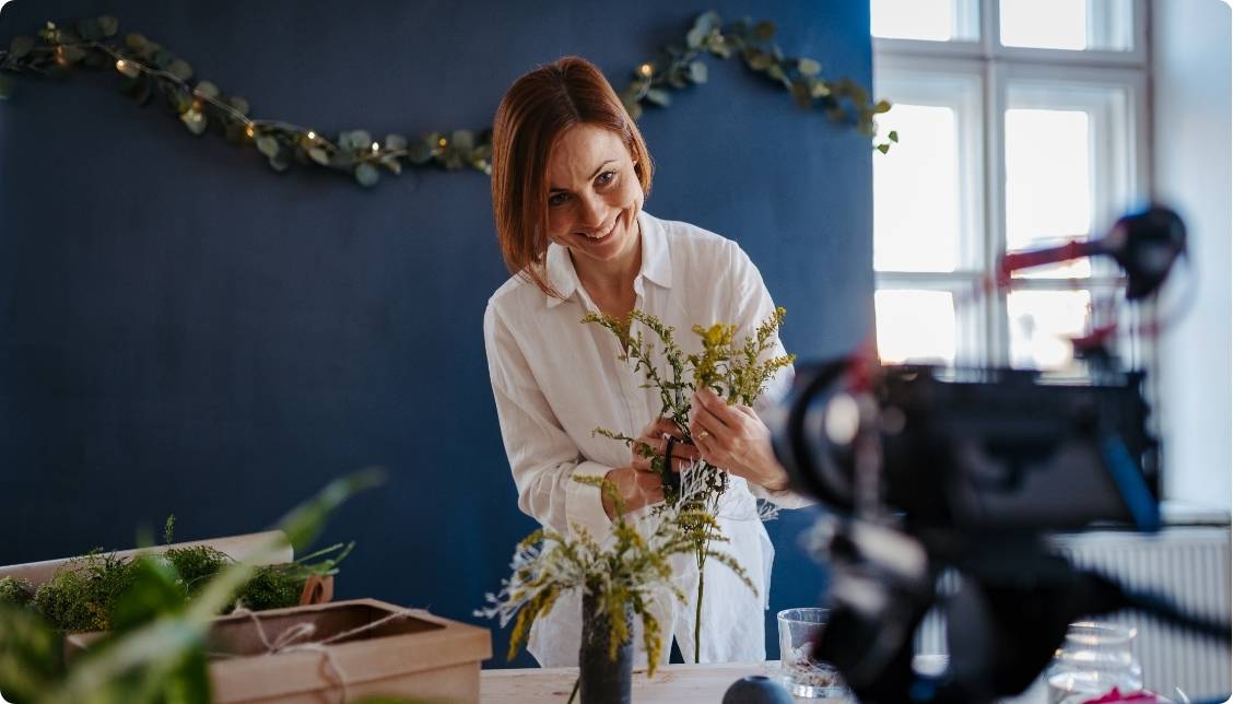 uma criadora de conteúdo, artista floral, gravando seu vídeo