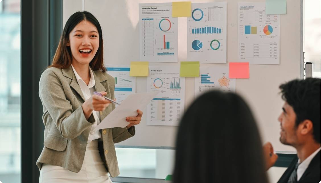 equipe de marketing discutindo seu programa